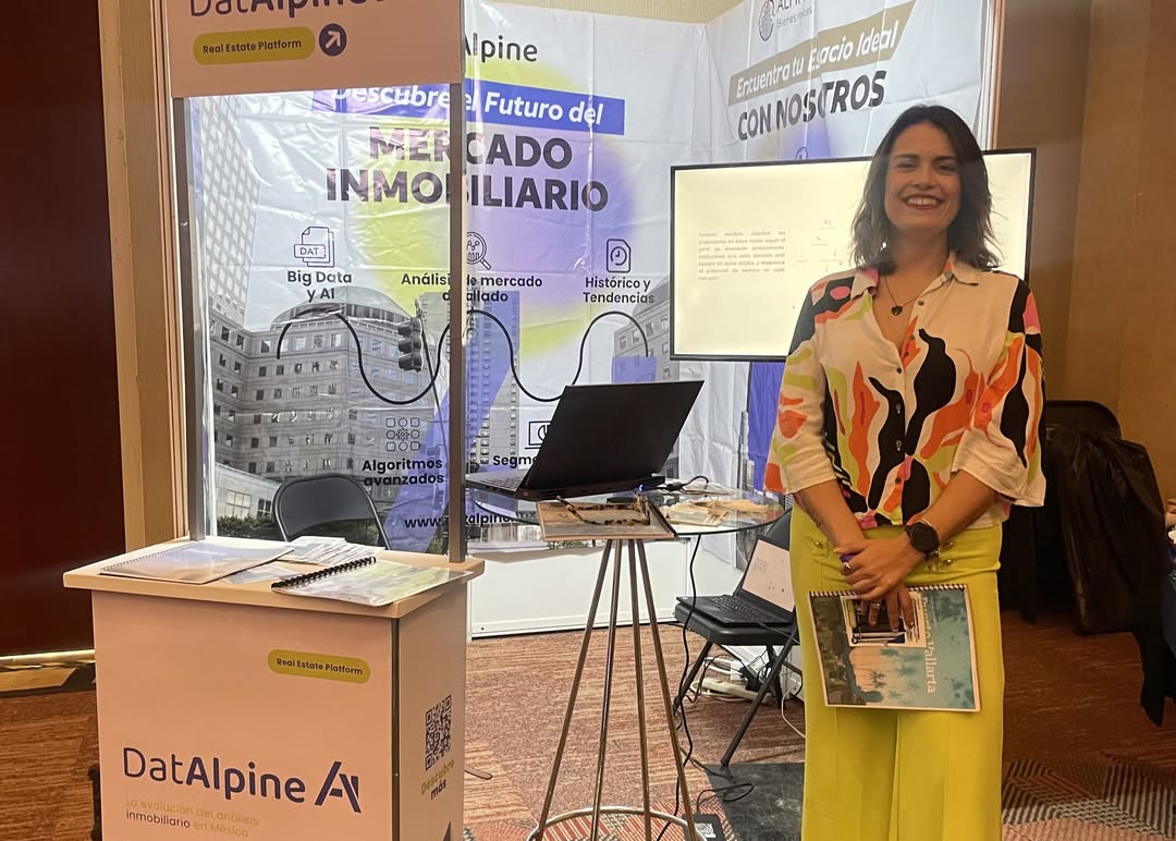 Dania Peñafiel, Directora Comercial de Teseo Data Lab, en el stand de DatAlpine durante el Congreso Nacional de AMPI 2024