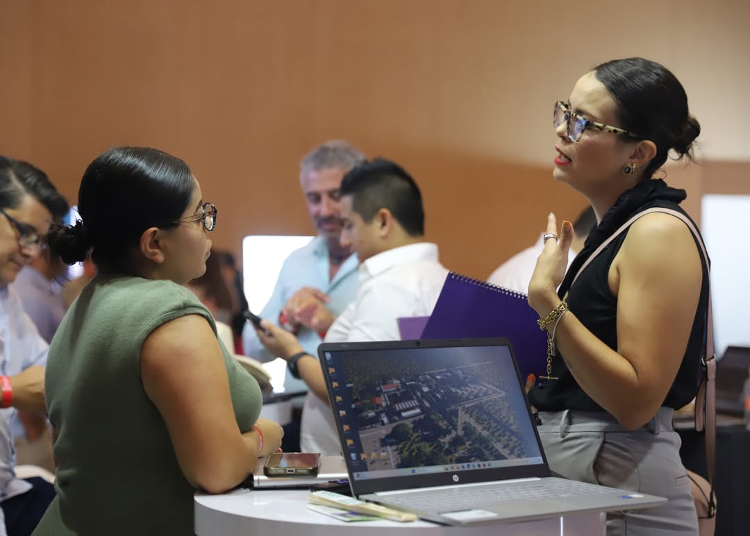 Dania Peñafiel, Directora Comercial de Teseo Data Lab, muestra DatAlpine a asistentes del Congreso Nacional de AMPI en Acapulco